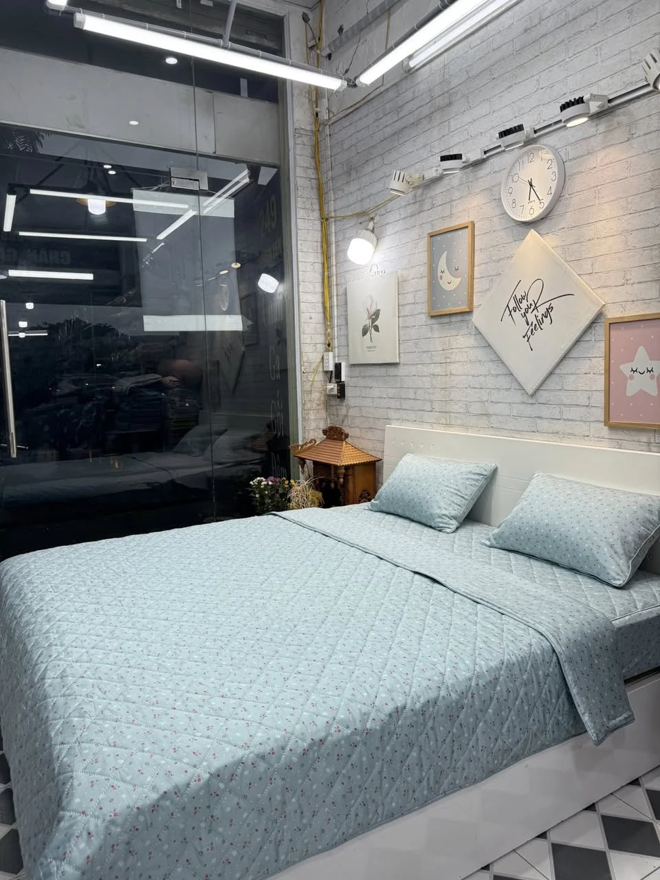 Bộ chăn ga gối Lụa Modal Hàn Quốc Hoa nhí đỏ nền xanh xjnh lắm.