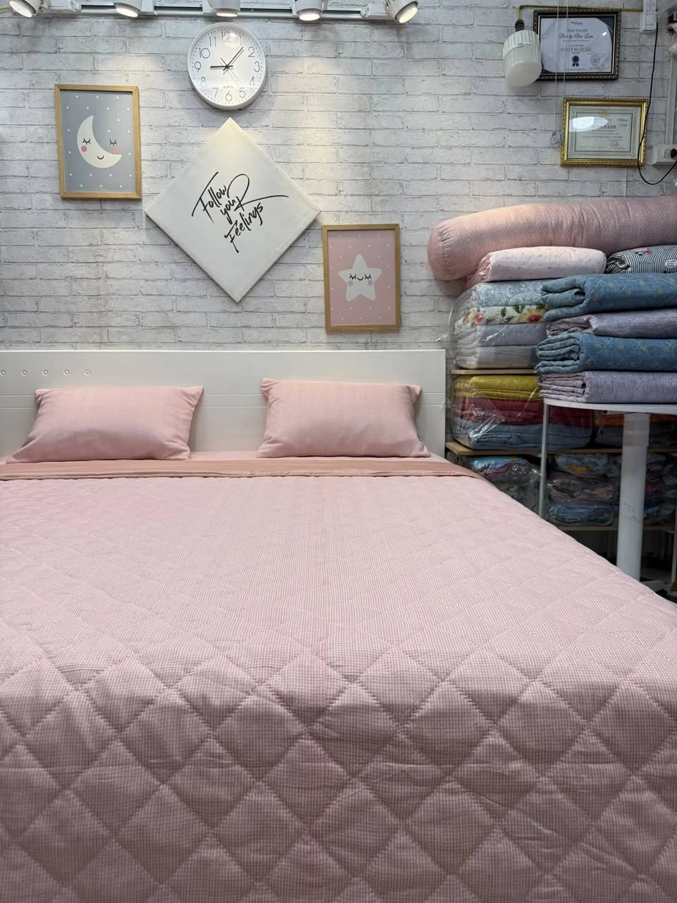 Bộ chăn ga gối Lụa Modal Hàn Quốc mẫu kẻ tăm nhỏ màu cam Hồng xjnh xắn lắm luôn ạ.