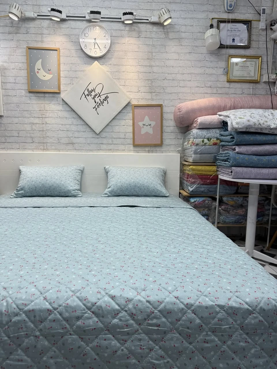 Bộ chăn ga gối Lụa Modal Hàn Quốc Hoa nhí đỏ nền xanh xjnh lắm.