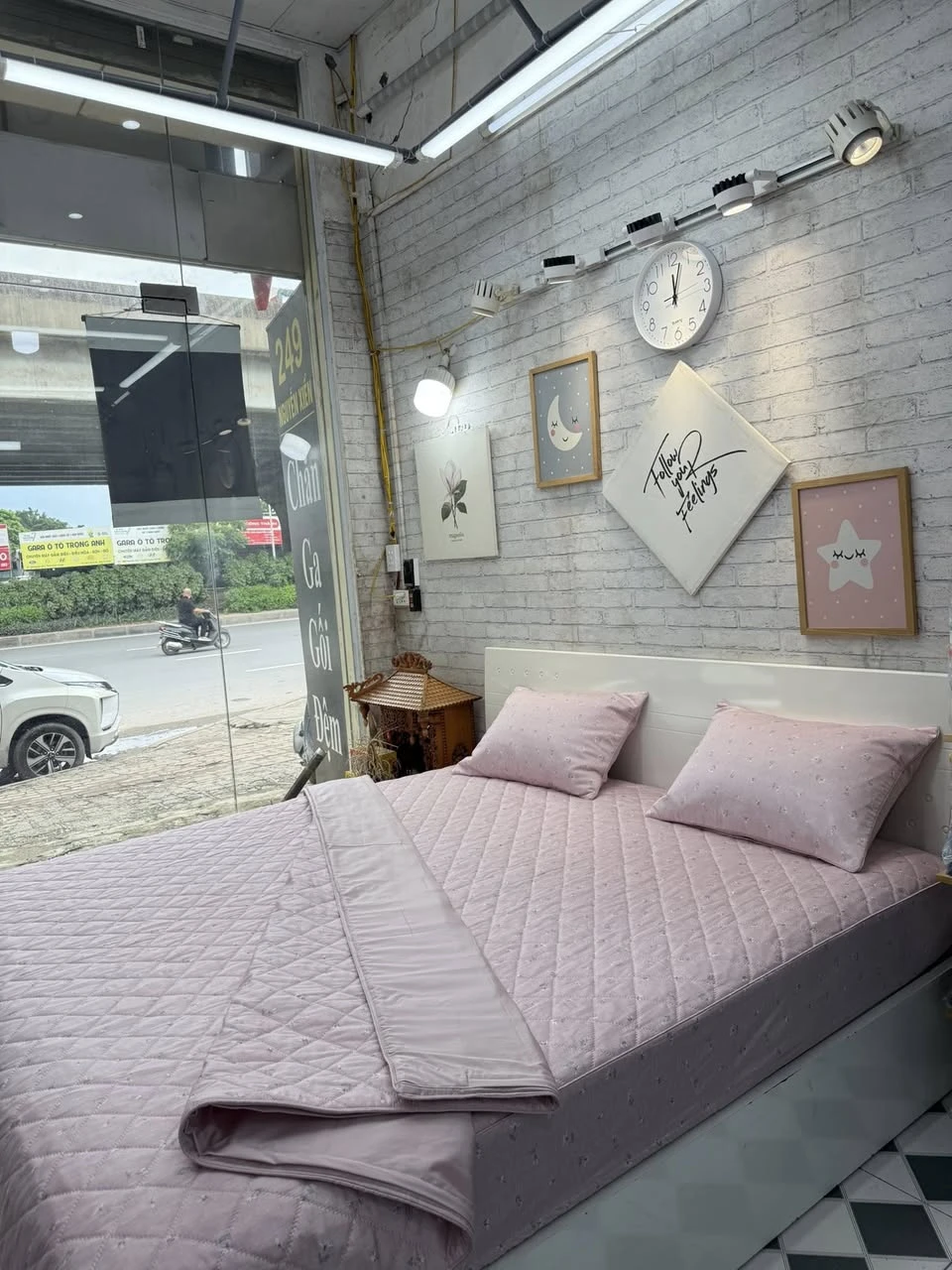 Bộ chăn ga gối Lụa Modal Hàn Quốc Hoa rơi nền Hồng pastel xjnh lắm ạ