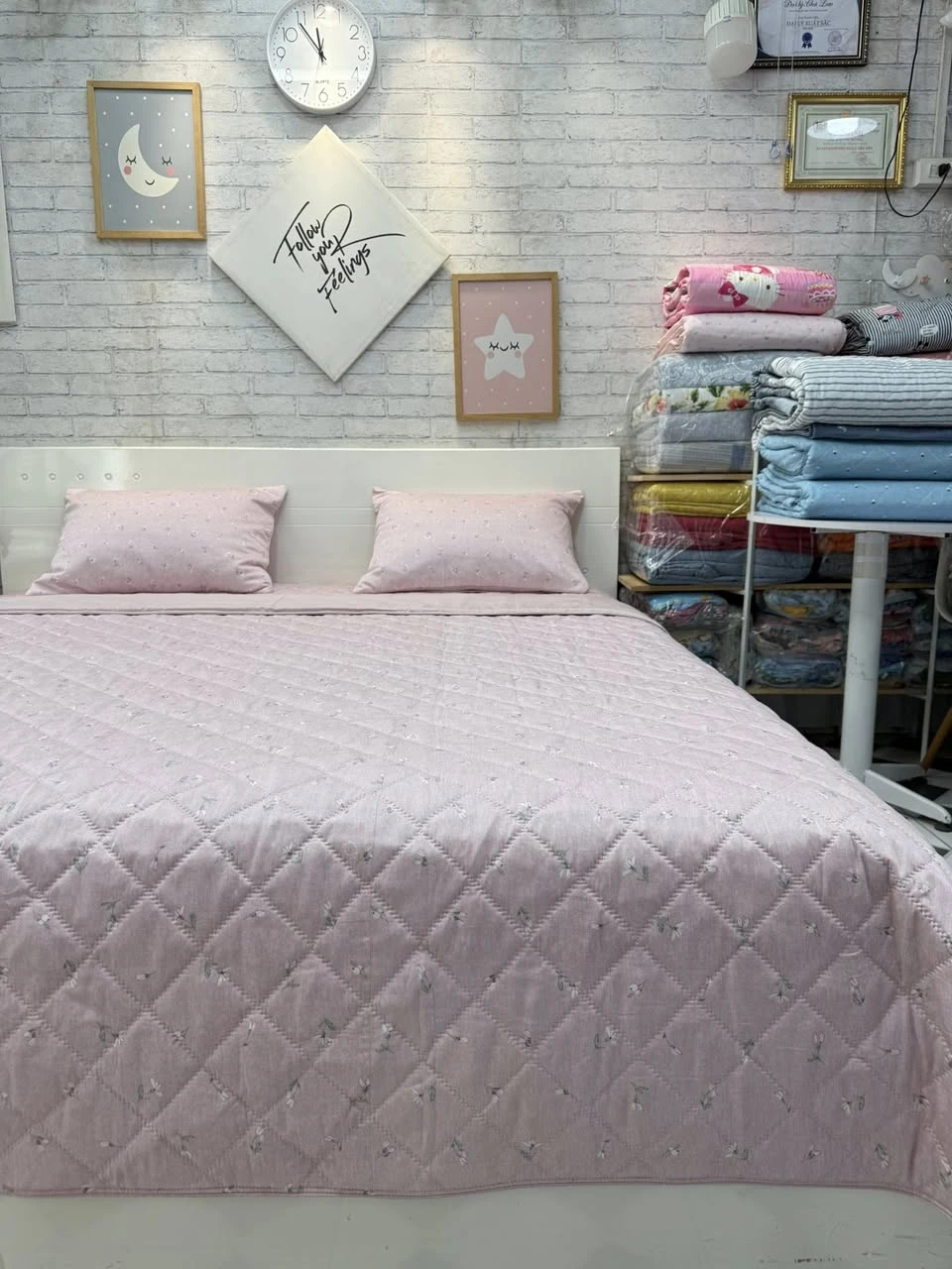 Bộ chăn ga gối Lụa Modal Hàn Quốc Hoa rơi nền Hồng pastel xjnh lắm ạ