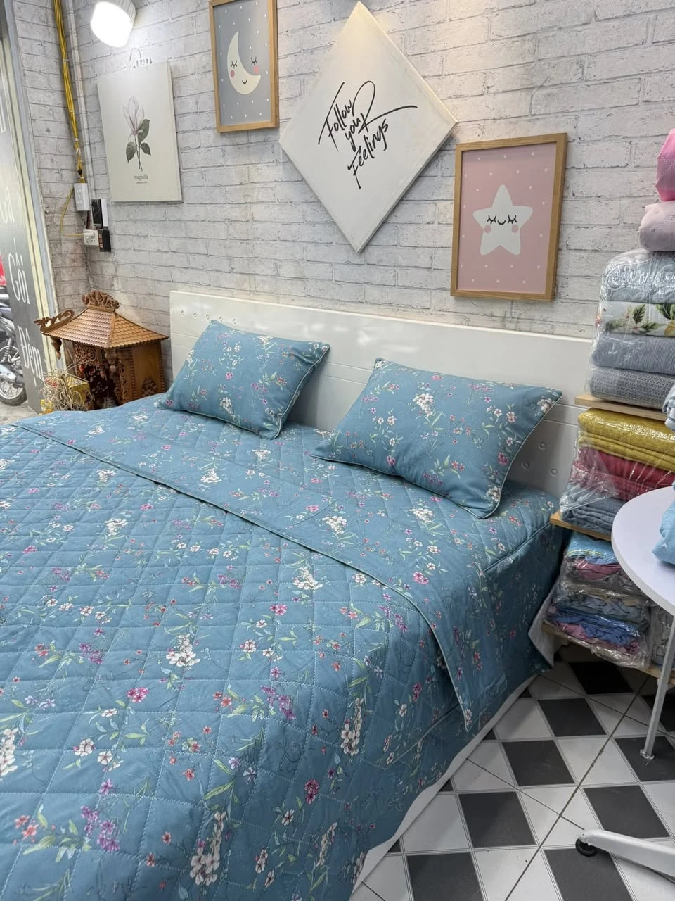 Bộ chăn ga gối phủ Lụa Modal Hàn Quốc hoa xanh xjnh lắm ạ.  Shop nhận đặt may các kích thước.