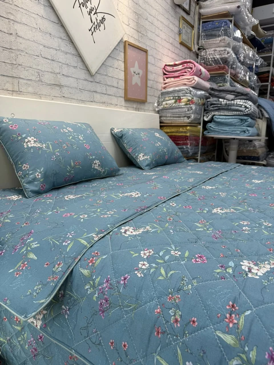 Bộ chăn ga gối phủ Lụa Modal Hàn Quốc hoa xanh xjnh lắm ạ.  Shop nhận đặt may các kích thước.