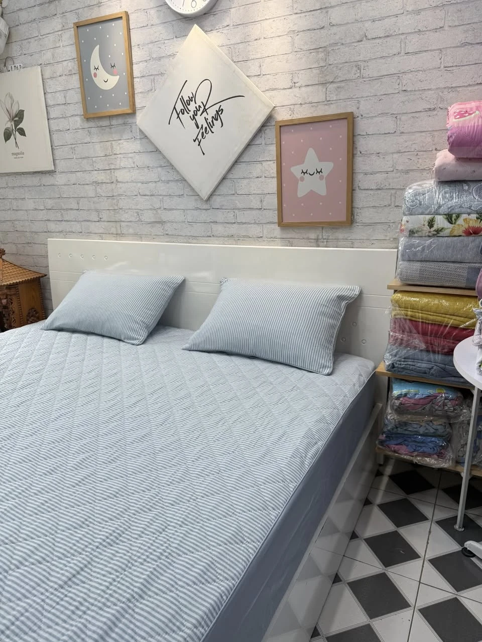 Set gồm 1 ga chun chần bông + 2 vỏ gối nằm 45*65cm. kẻ xanh ghi xjnh lắm.