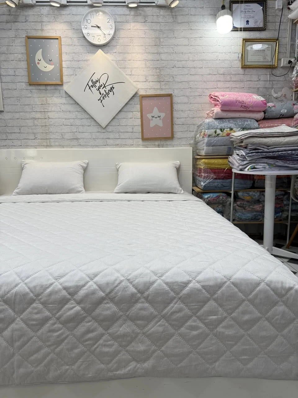 Bộ chăn ga gối Lụa Modal Hàn Quốc Chấm bi nền kem rất xjnh nha.