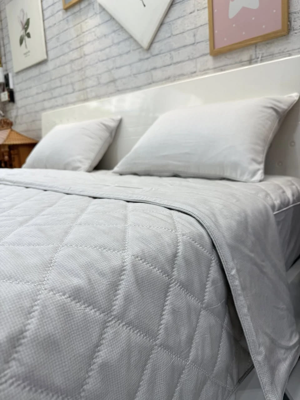 Bộ chăn ga gối Lụa Modal Hàn Quốc Chấm bi nền kem rất xjnh nha.