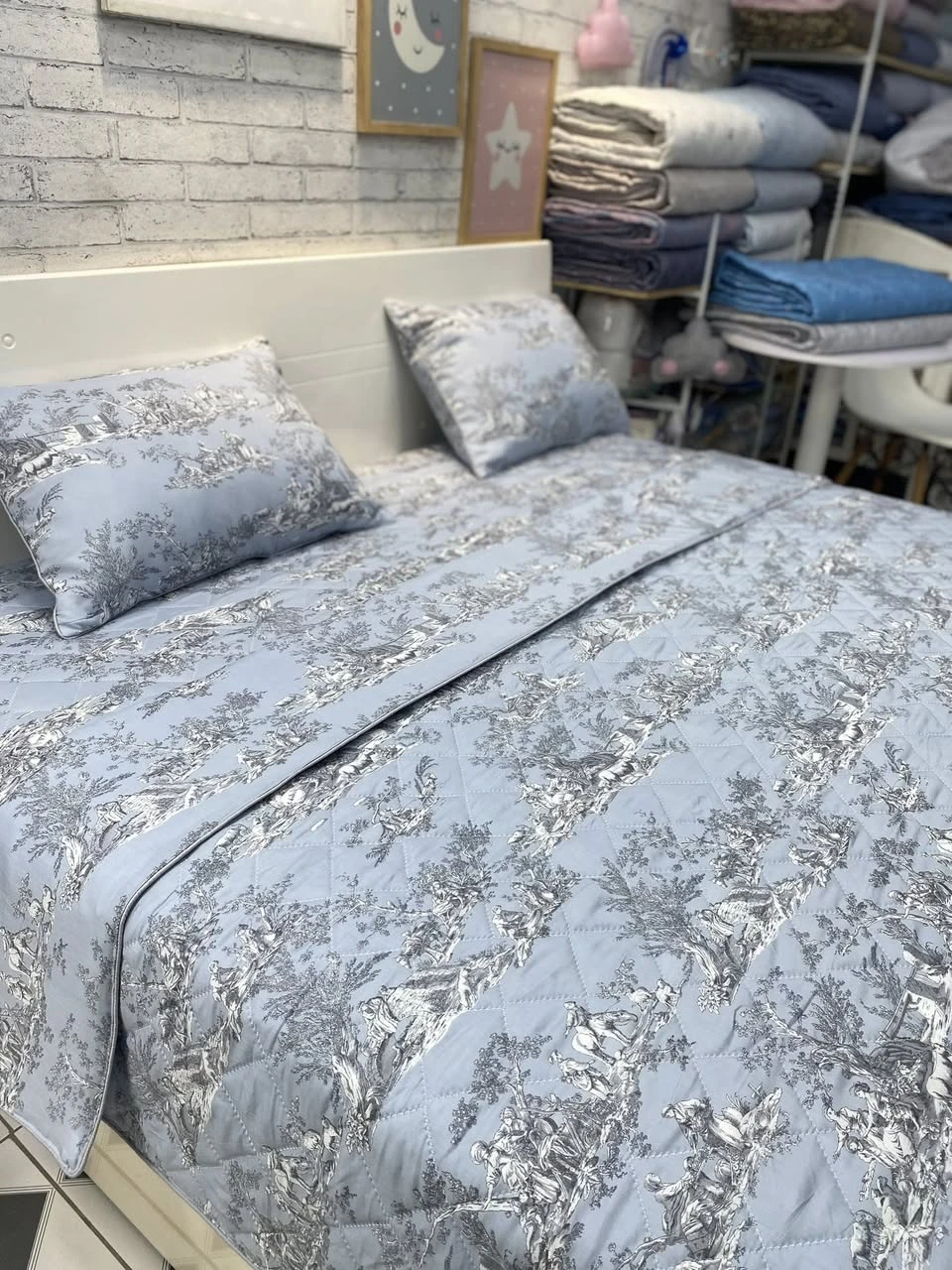 Bộ chăn ga gối Lụa Modal Hàn Quốc hoạ tiết thuỷ mặc, tông màu ghi và xanh đẹp lắm ạ.