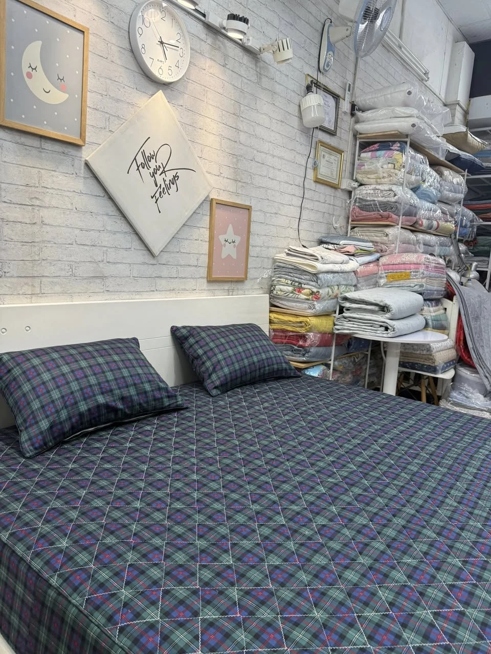 Set gồm 1 ga chun chần bông 180*200cm + 2 vỏ gối nằm 45*65cm cotton kẻ xanh