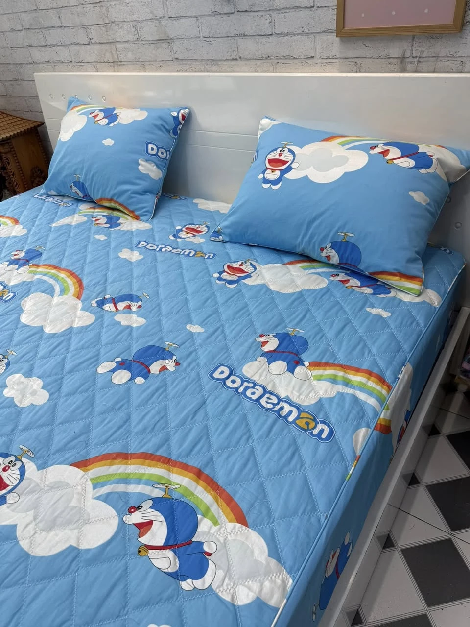 Set gồm 1 ga chun chần bông + 2 vỏ gối nằm 45*65cm Doremon