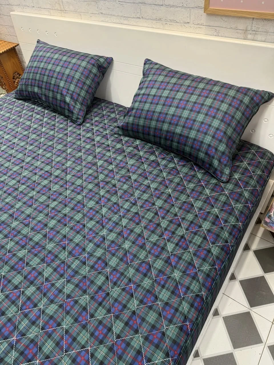 Set gồm 1 ga chun chần bông 180*200cm + 2 vỏ gối nằm 45*65cm cotton kẻ xanh