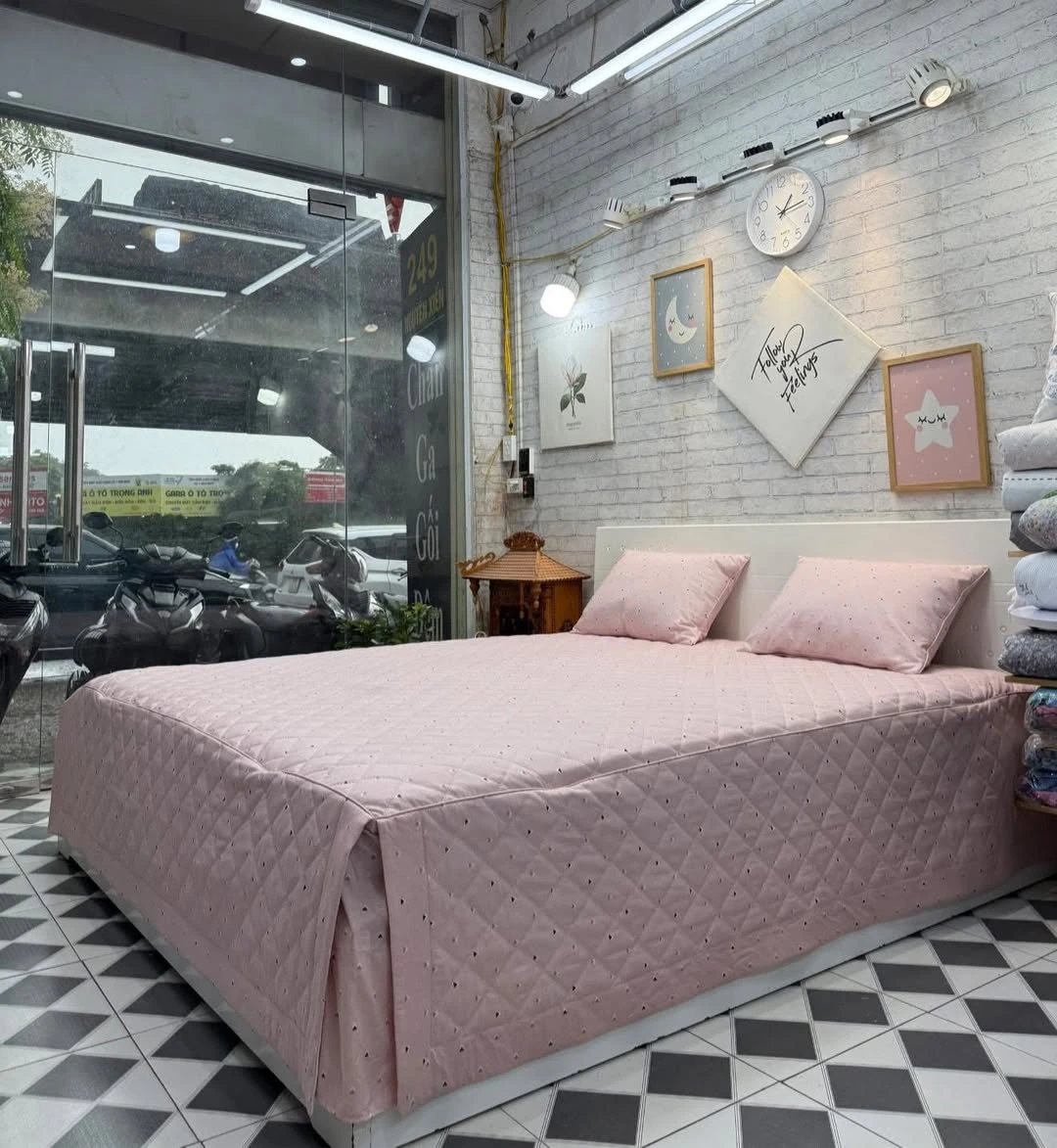 Bộ chăn ga gối phủ Lụa Modal Hàn Quốc Tam giác ghi nền hồng xjnh xắn lắm ah