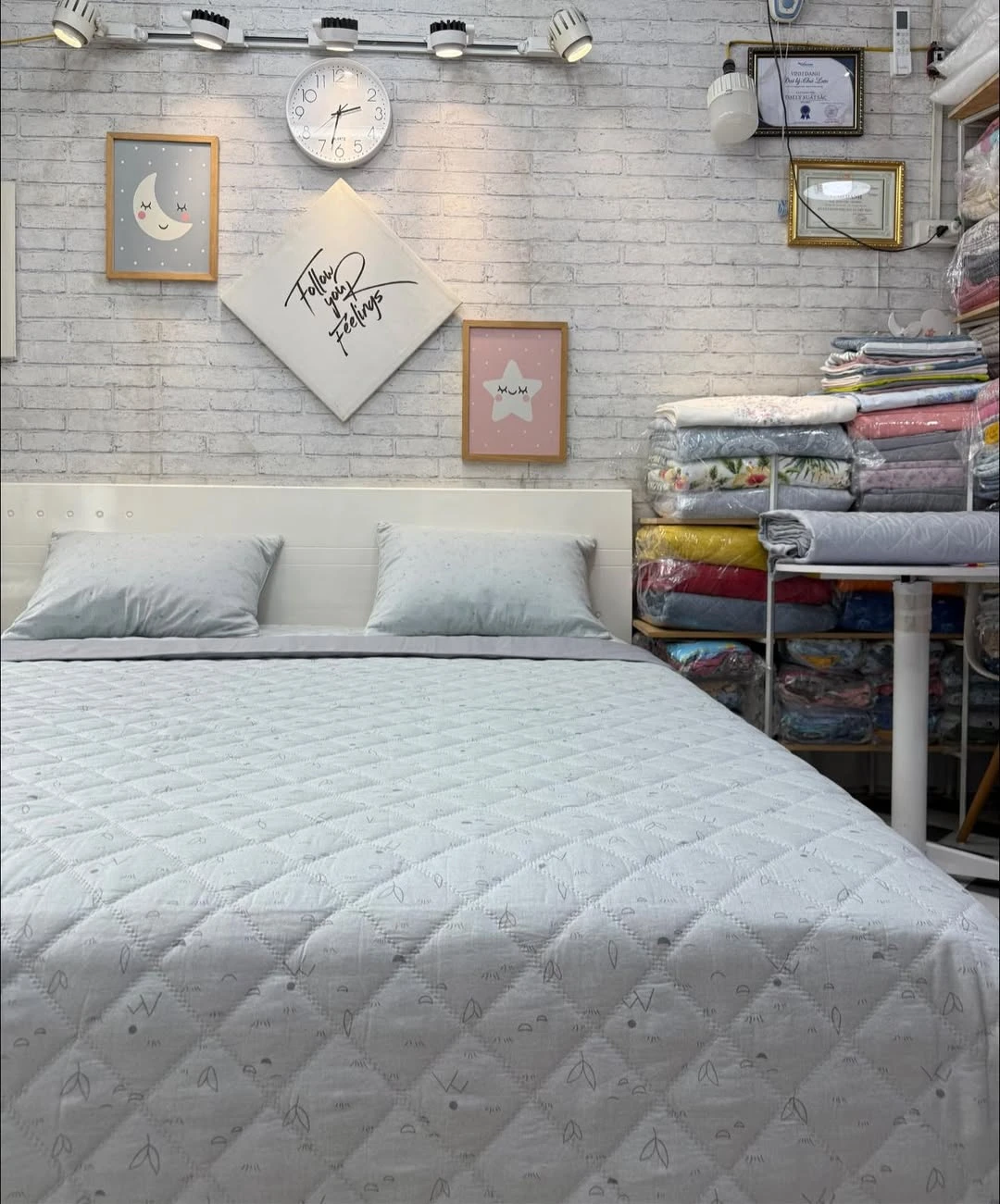 Bộ chăn ga gối Lụa Modal Hàn Quốc hoạ tiết màu ghi siêu cute nha.