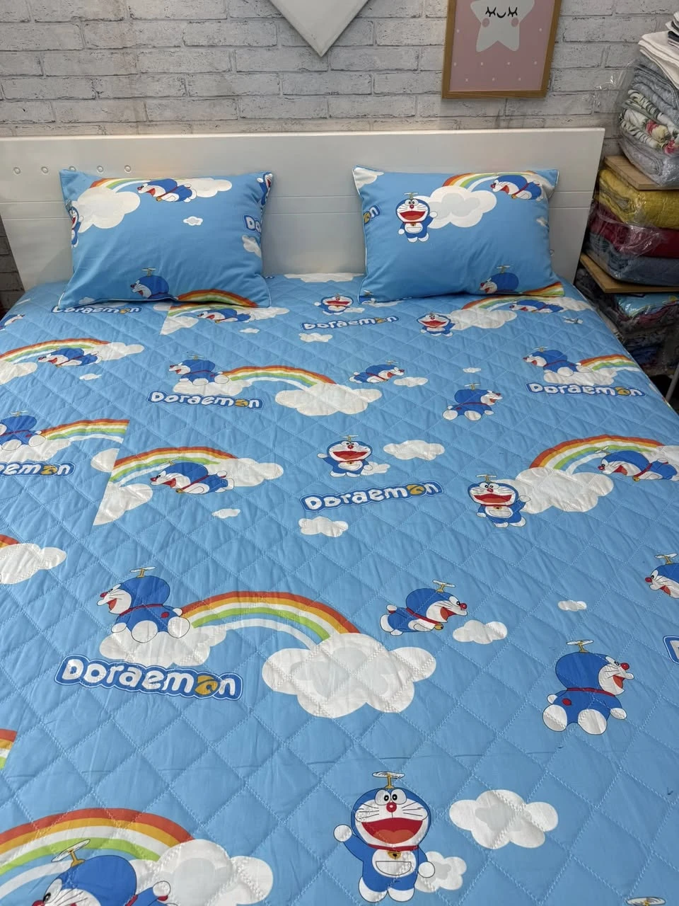 Set gồm 1 ga chun chần bông + 2 vỏ gối nằm 45*65cm Doremon
