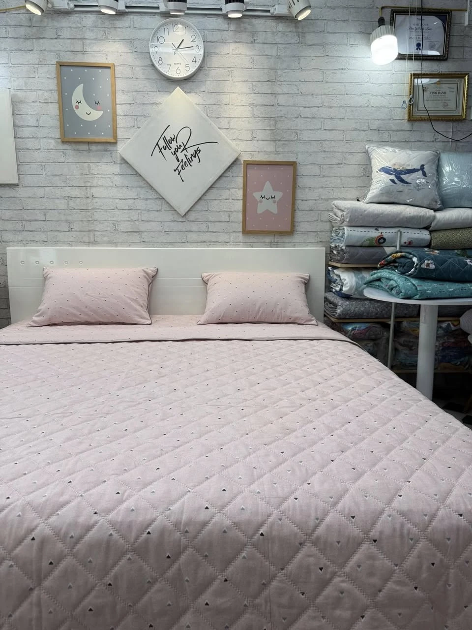 Bộ chăn ga gối phủ Lụa Modal Hàn Quốc Tam giác ghi nền hồng xjnh xắn lắm ah