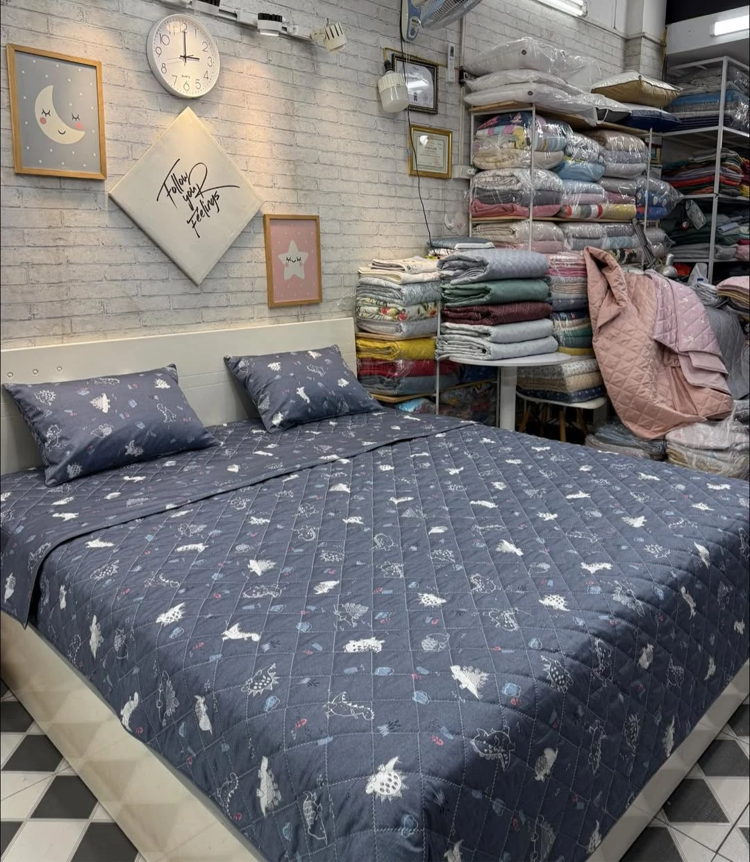 Bộ chăn ga gối cotton Hàn Quốc mẫu khủng long xám xanh xjnh xắn. bé nào cũng mê.