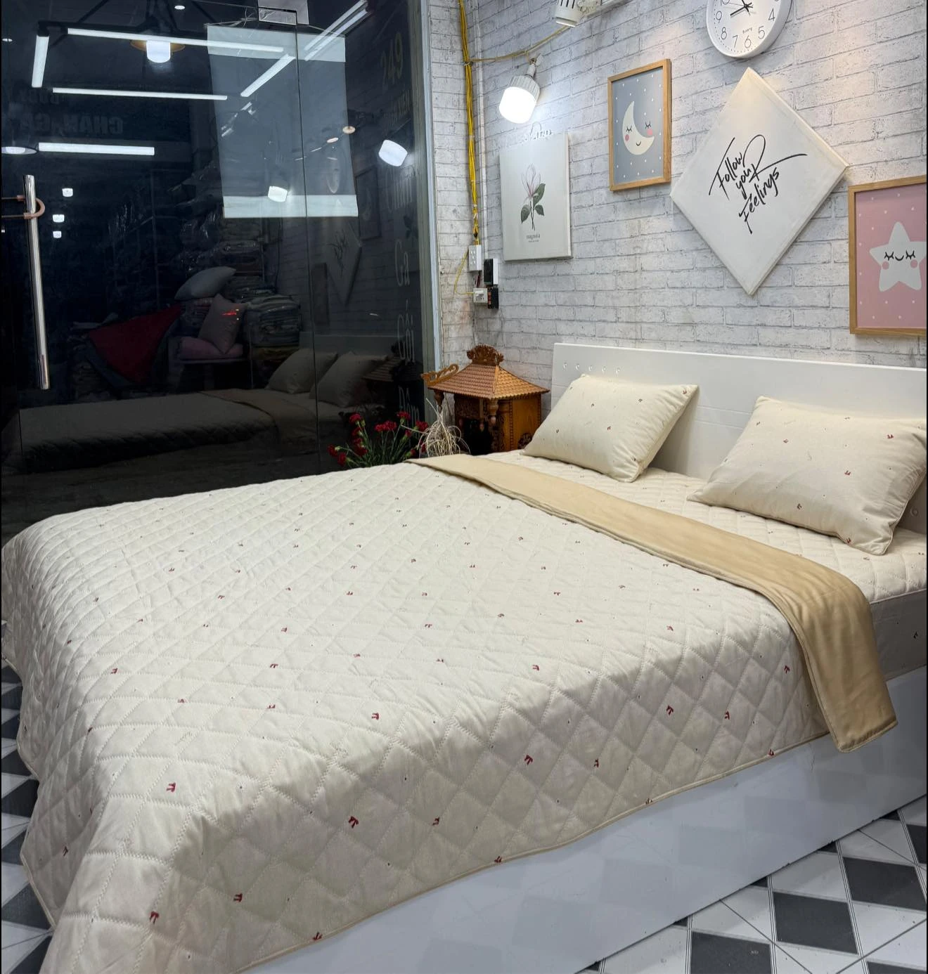 Bộ chăn ga gối Lụa Modal Hàn Quốc Nơ đỏ và hoa cúc nhí, tông màu vàng nhẹ