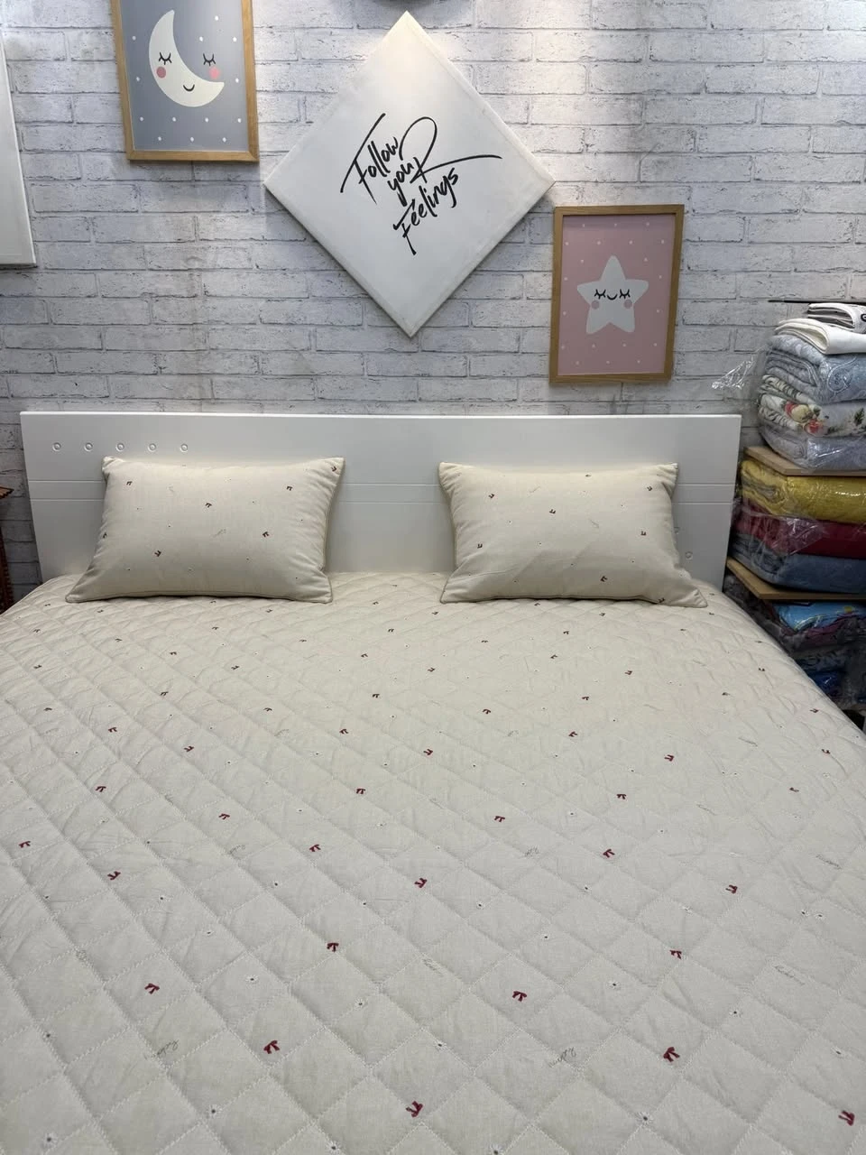 Bộ chăn ga gối Lụa Modal Hàn Quốc Nơ đỏ và hoa cúc nhí, tông màu vàng nhẹ