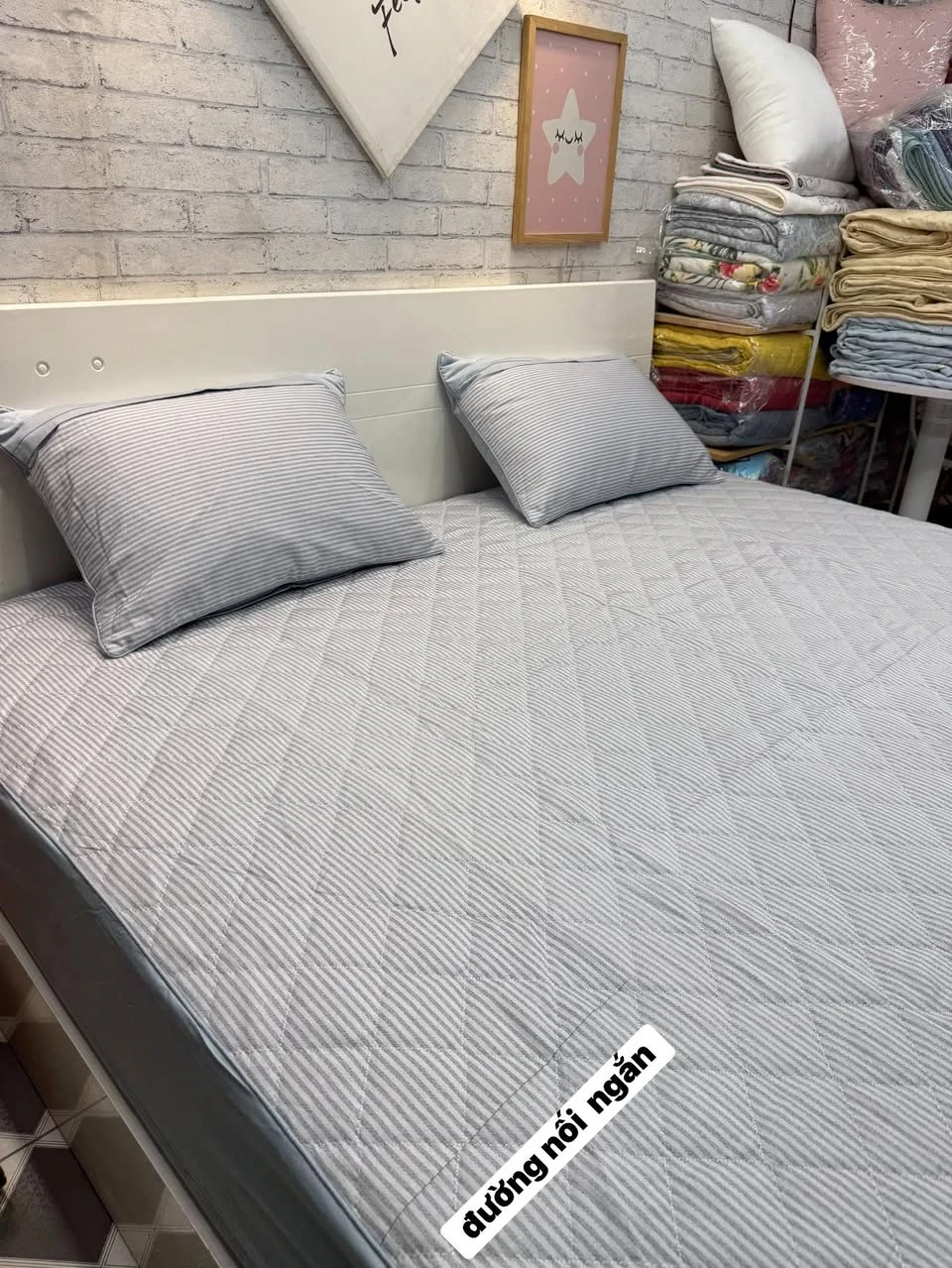 Set gồm 1 ga chun chần bông + 2 vỏ gối nằm 45*65cm kẻ xanh ghi phối