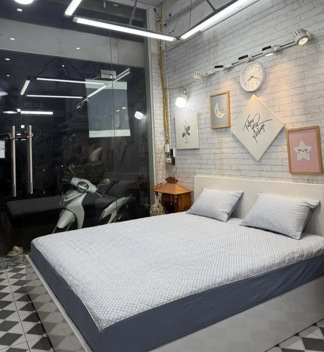 Set gồm 1 ga chun chần bông + 2 vỏ gối nằm 45*65cm hoa xanh nền xám