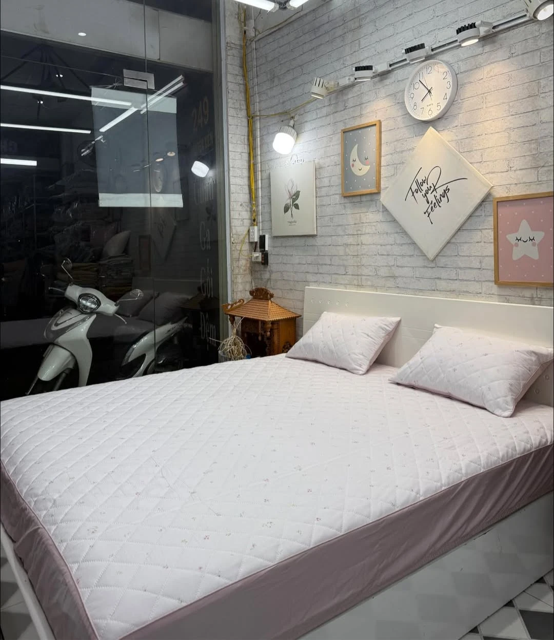 Set gồm 1 ga chun chần bông + 2 vỏ gối nằm 45*65cm phối chân