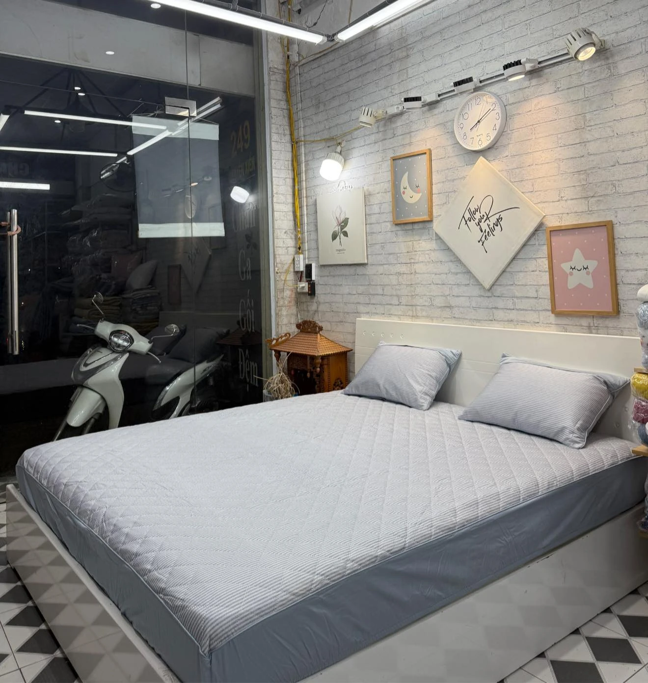 Set gồm 1 ga chun chần bông + 2 vỏ gối nằm 45*65cm kẻ xanh ghi phối