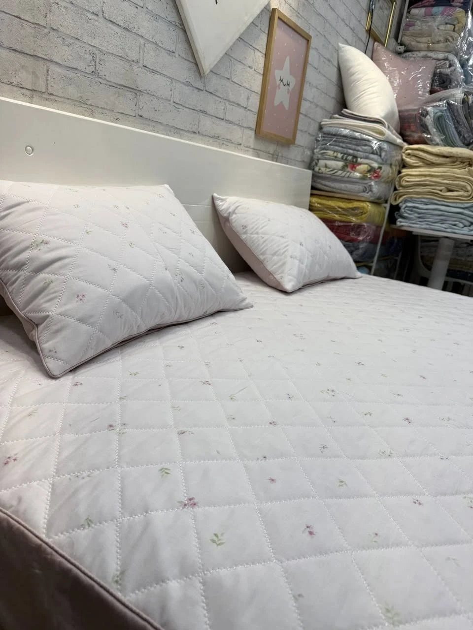 Set gồm 1 ga chun chần bông + 2 vỏ gối nằm 45*65cm phối chân