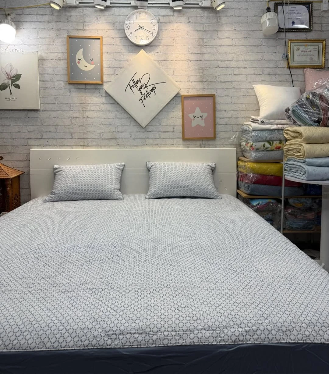 Set gồm 1 ga chun chần bông + 2 vỏ gối nằm 45*65cm hoa xanh nền xám